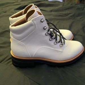 idnigo rd boots. never worn, tan. no stains or scuffs